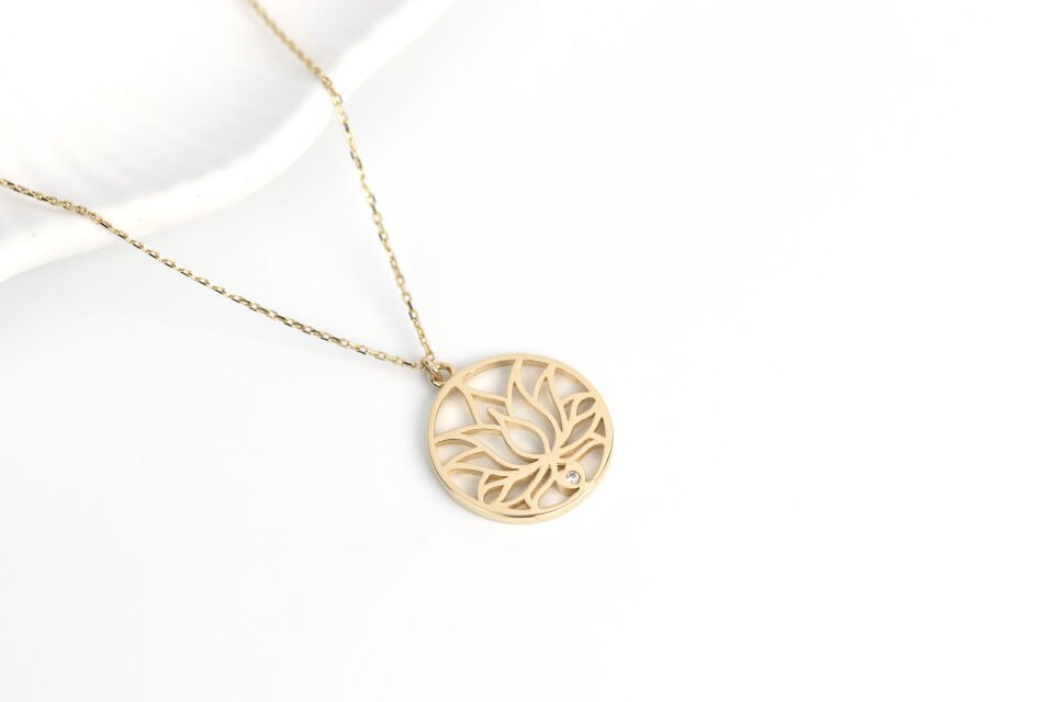 Nokta Taşlı Lotus Çiçeği Kolye