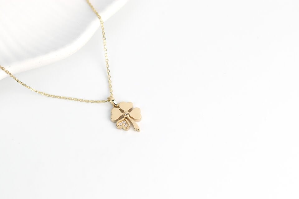 Minimal Taşlı Yonca Kolye
