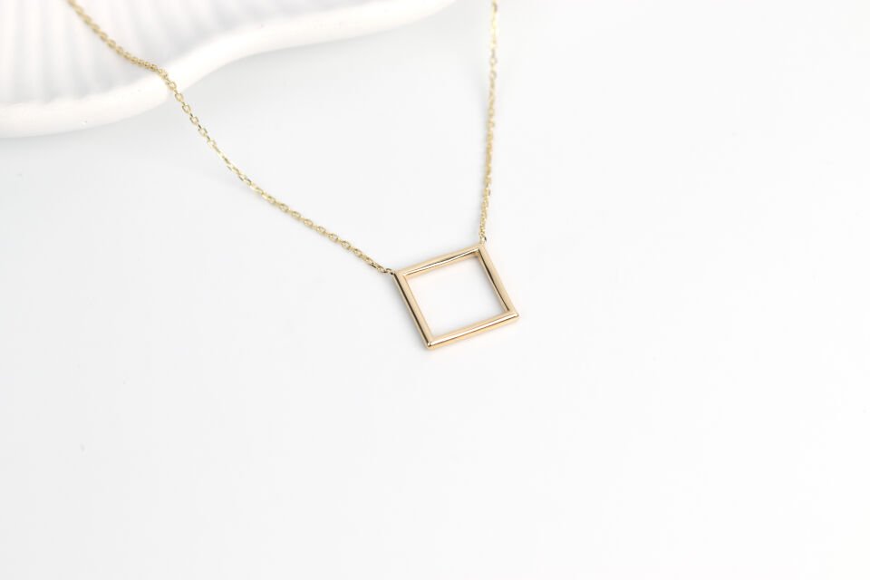 Minimal Kare Taşsız Kolye